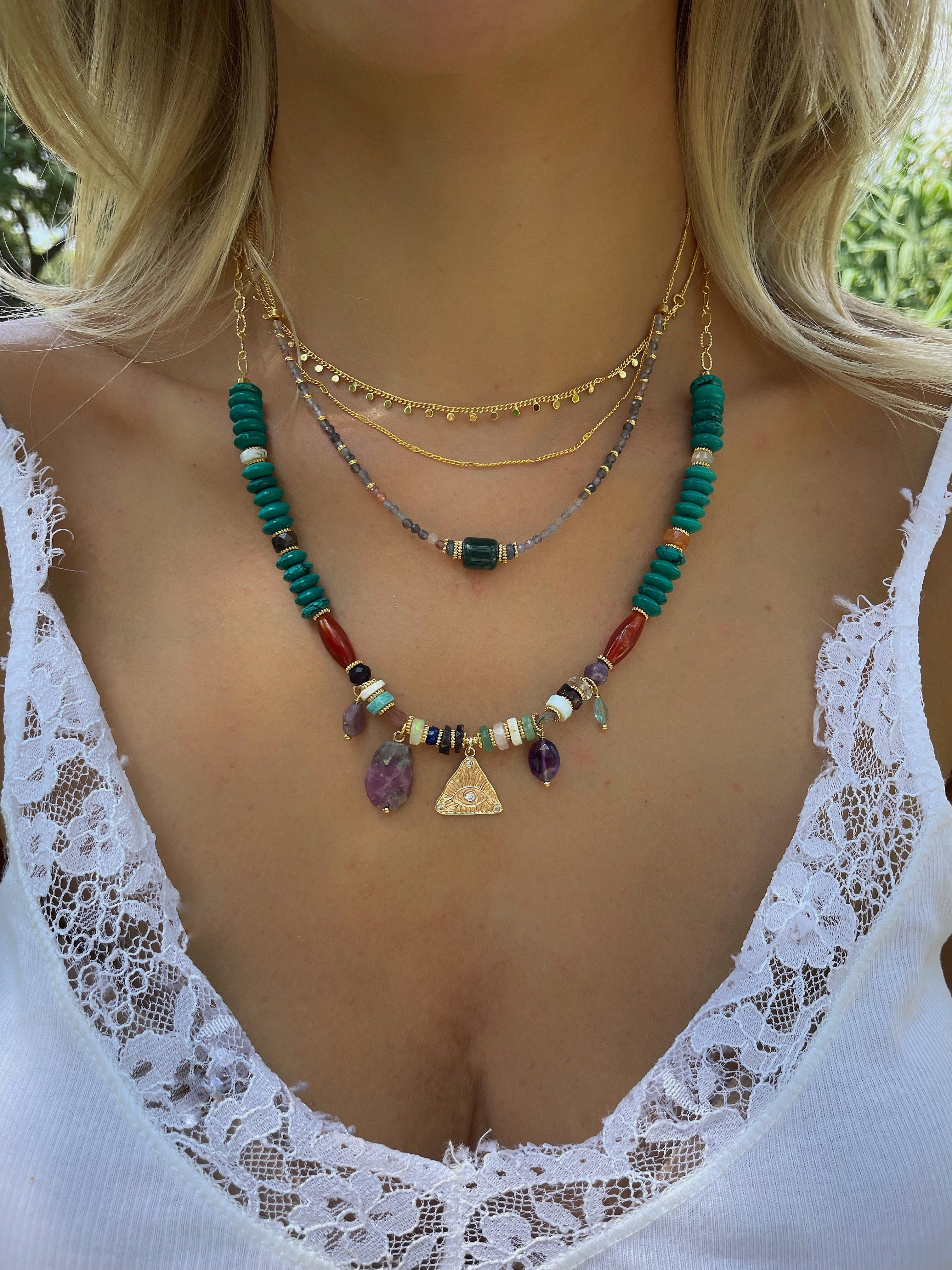 Decretos y afirmaciones con jade guatemalteco, mica y iolita