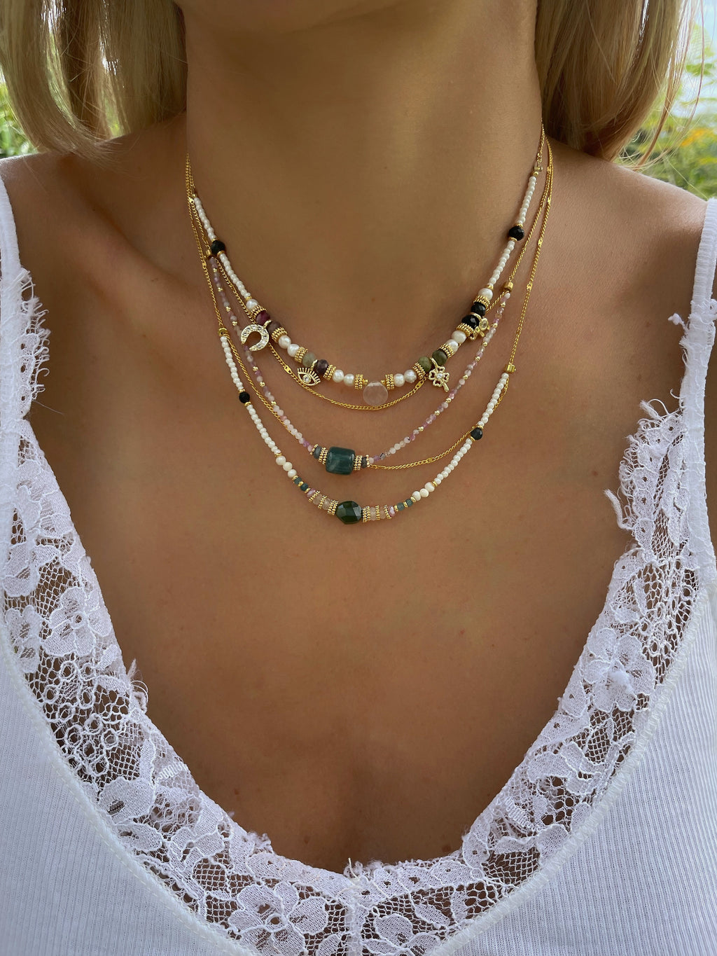 Decretos y afirmaciones con jade guatemalteco, mica y iolita