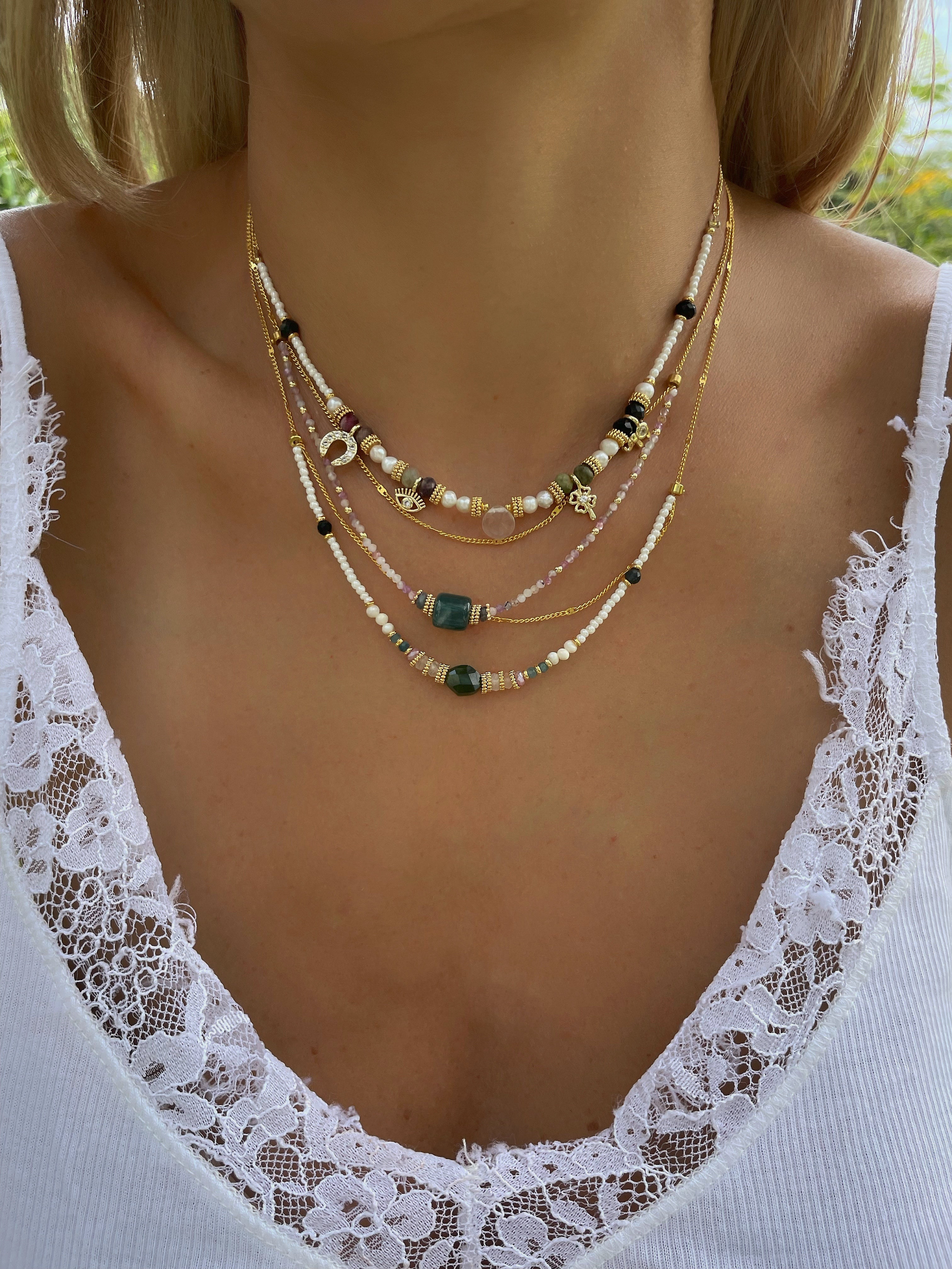 Decretos y afirmaciones con jade guatemalteco, mica y iolita