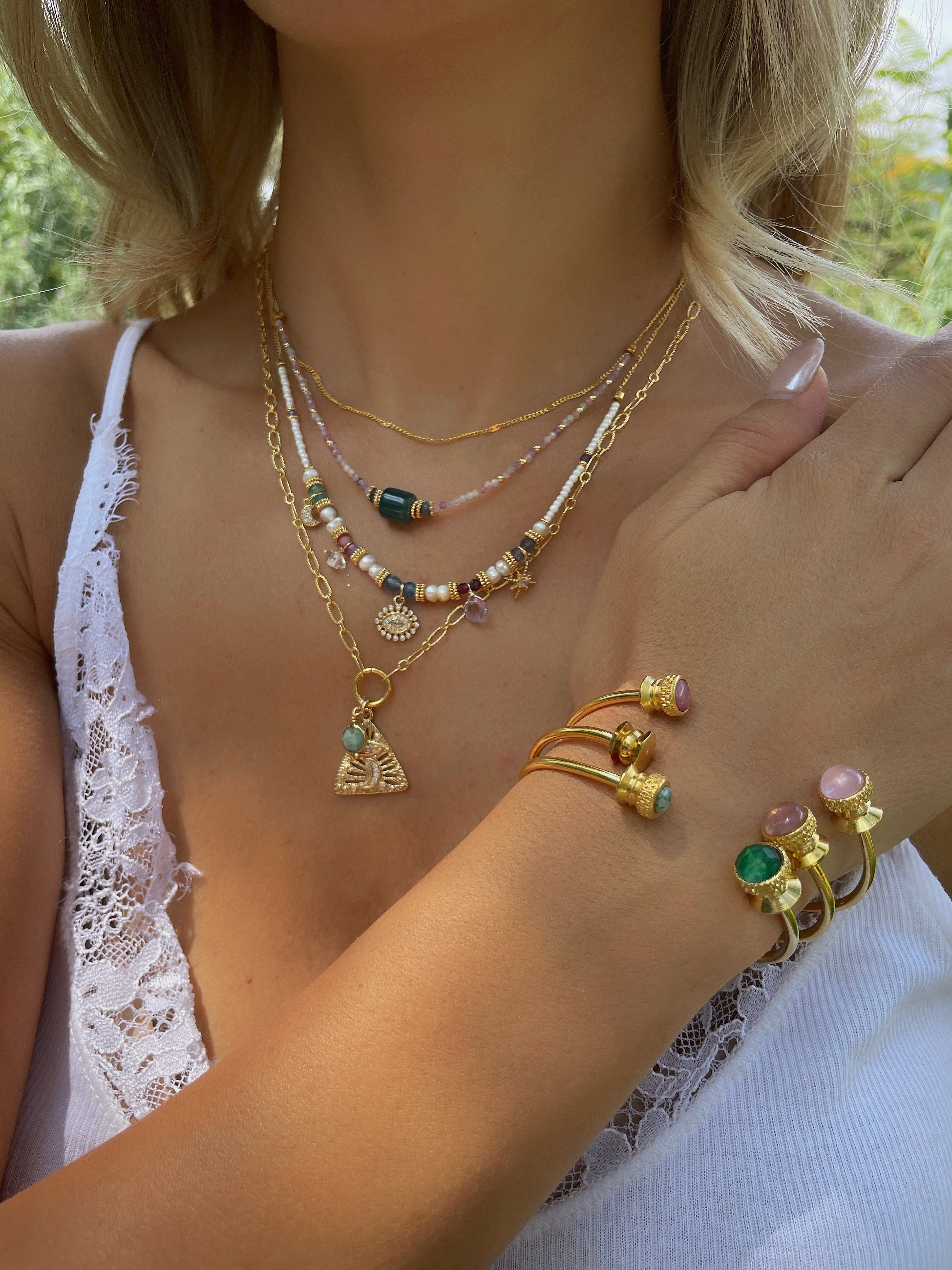 Decretos y afirmaciones con jade guatemalteco, mica y iolita