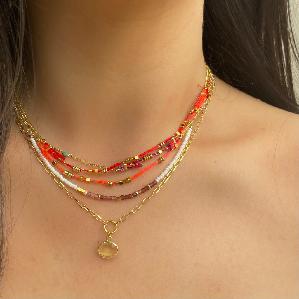 Gargantilla de hilos y metales