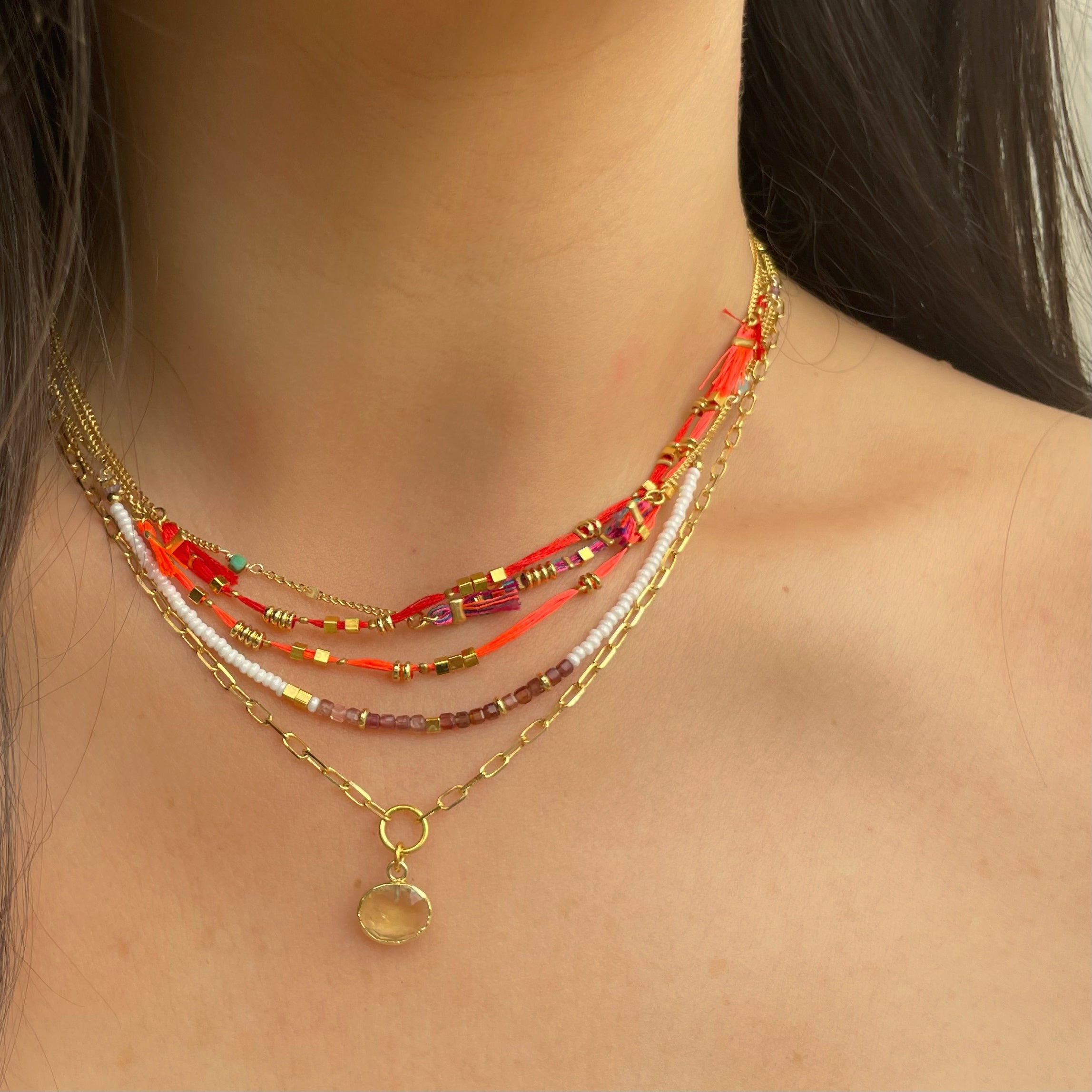 Gargantilla de hilos y metales