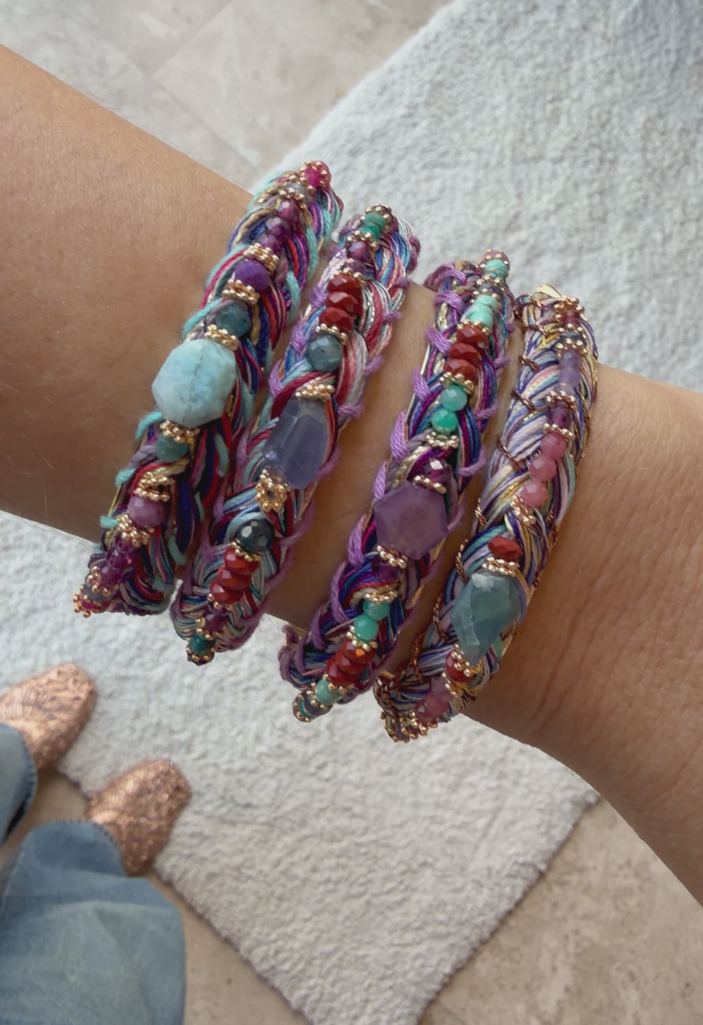 Pulsera Sejmet tejida con multipiedras